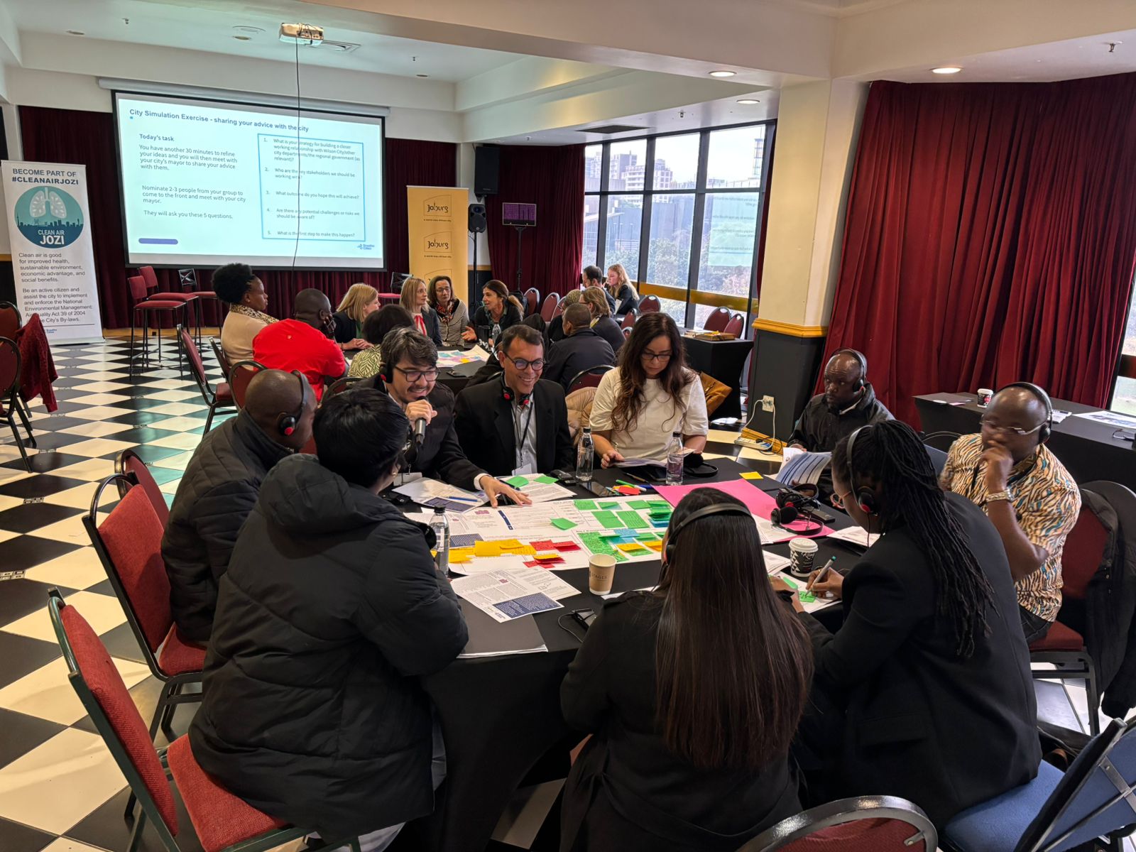 grupo de pessoas reunidas